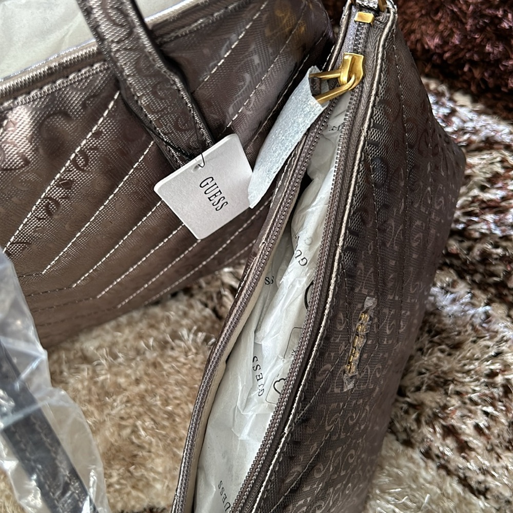 GUESS - Picture 9 of 9